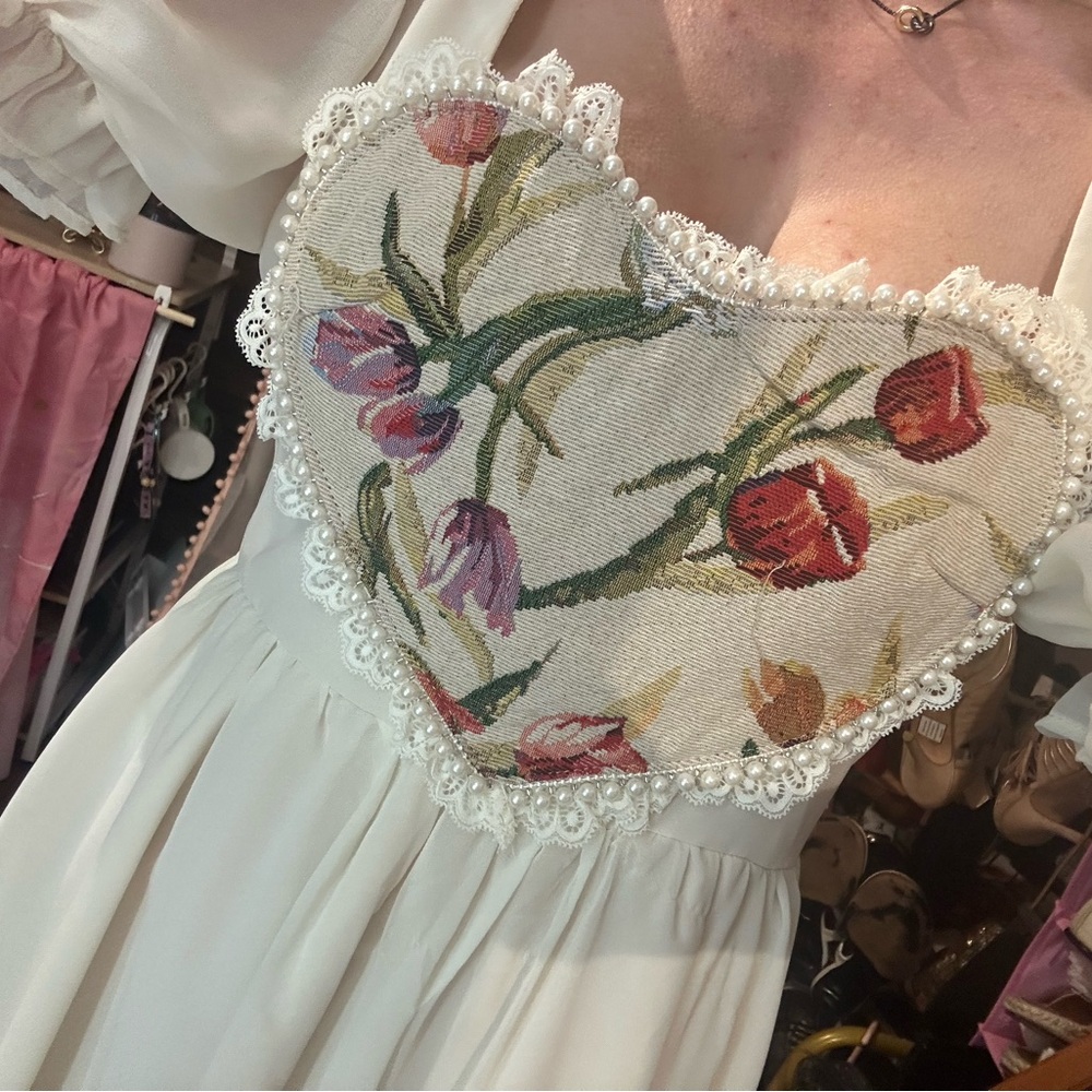 💕 Floral Embroidered Cream Dress - Picture 2 of 3